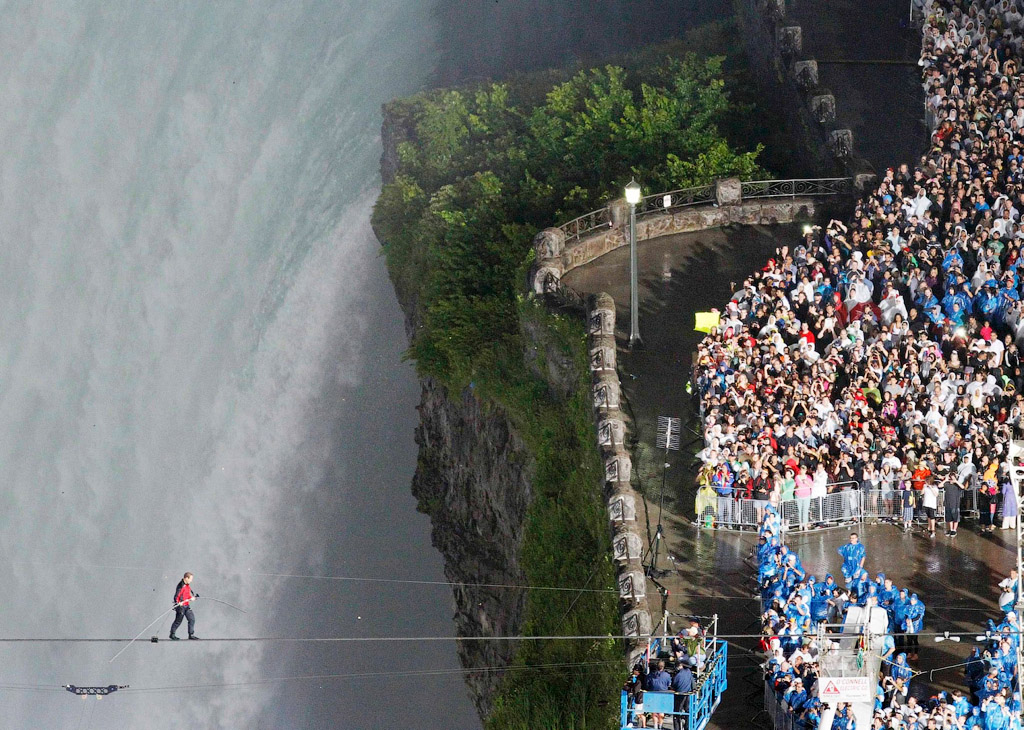 Nik Wallenda Completes Tightrope Walk Across Niagara Falls 9 Photos Funcage