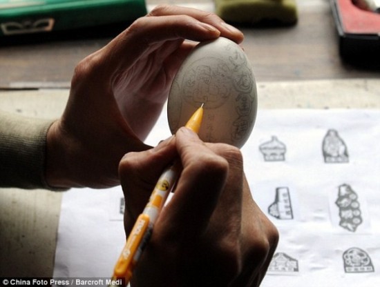 Sculptures-Made-Of-Eggshells-005