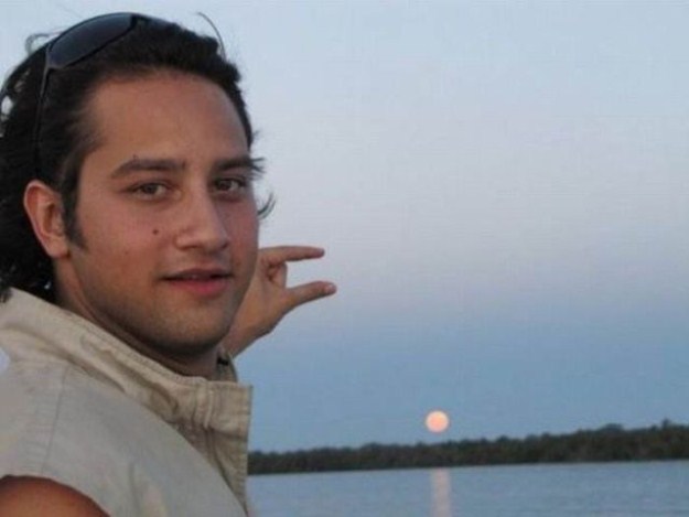 Can-Someone-Photoshop-The-Sun-Between-My-Fingers-001