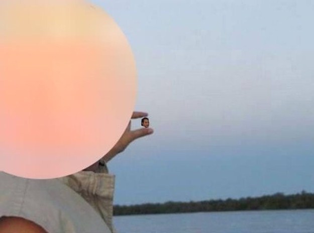 Can-Someone-Photoshop-The-Sun-Between-My-Fingers-008