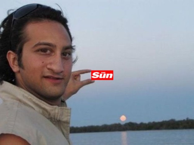 Can-Someone-Photoshop-The-Sun-Between-My-Fingers-013