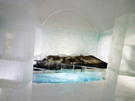 Hotel-made ​-of-ice-and-snow-in-Sweden-013