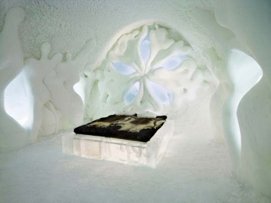 Hotel-made ​-of-ice-and-snow-in-Sweden-015