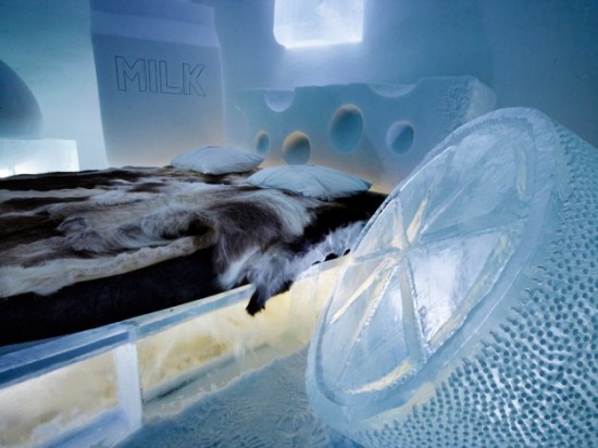 Hotel-made ​-of-ice-and-snow-in-Sweden-016