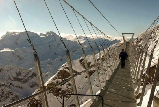 The-highest-suspension-bridge-in-Europe-005