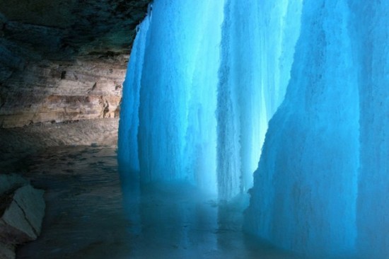 Bizarre-forms-of-frozen-waterfalls-002