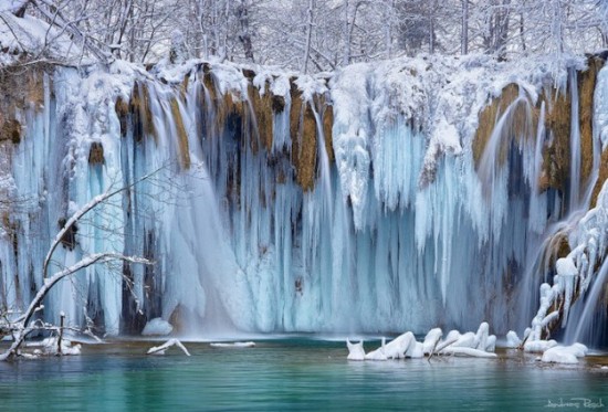Bizarre-forms-of-frozen-waterfalls-006