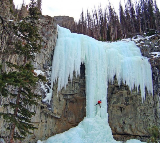 Bizarre-forms-of-frozen-waterfalls-007