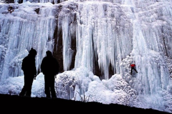 Bizarre-forms-of-frozen-waterfalls-008