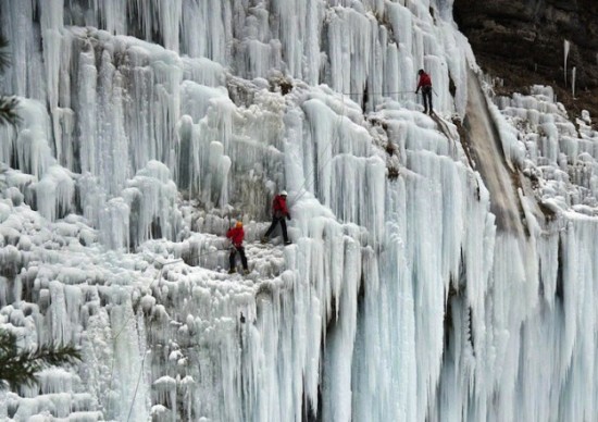 Bizarre-forms-of-frozen-waterfalls-012