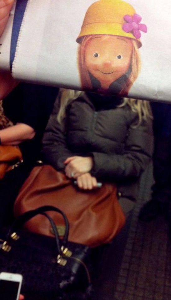 Funny-Newspaper-Photobombs-Amuse-This-Bored-Commuter-005