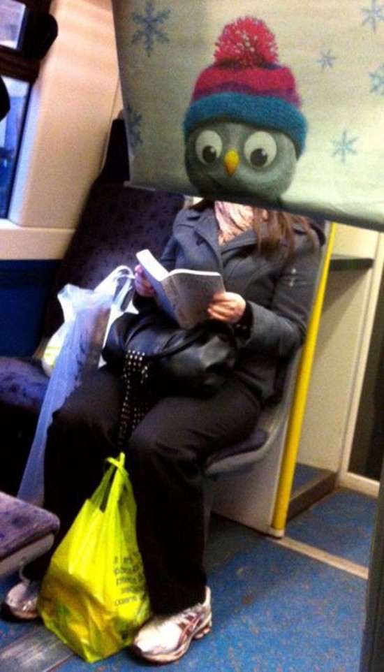 Funny-Newspaper-Photobombs-Amuse-This-Bored-Commuter-007