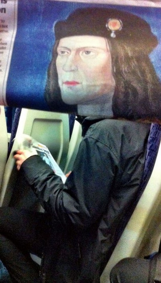 Funny-Newspaper-Photobombs-Amuse-This-Bored-Commuter-008
