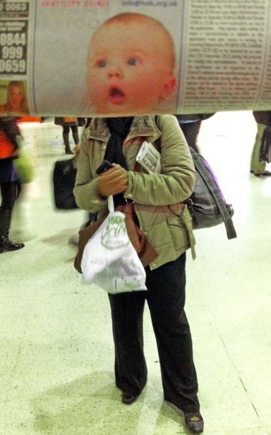 Funny-Newspaper-Photobombs-Amuse-This-Bored-Commuter-017