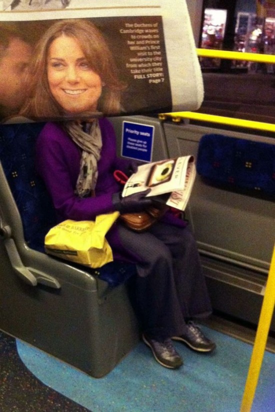 Funny-Newspaper-Photobombs-Amuse-This-Bored-Commuter-024
