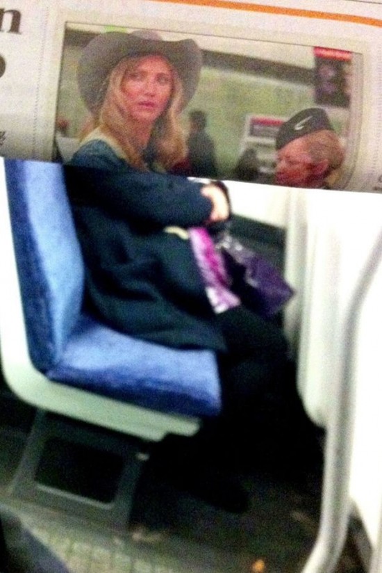 Funny-Newspaper-Photobombs-Amuse-This-Bored-Commuter-026
