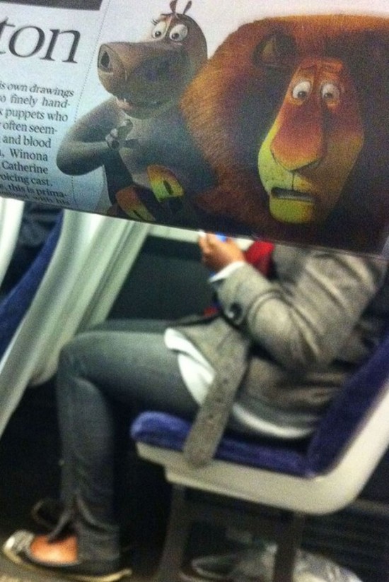 Funny-Newspaper-Photobombs-Amuse-This-Bored-Commuter-029