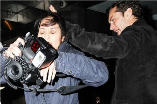 Some-of-the-Funnier-Celebrity-Encounters-with-the-Paparazzi-012