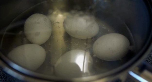 How-to-Make-Scrambled-Eggs-inside-Their-Shell-005