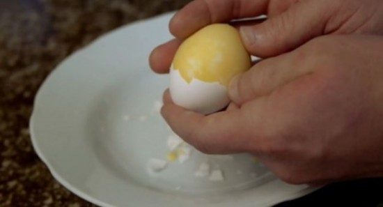 How-to-Make-Scrambled-Eggs-inside-Their-Shell-006
