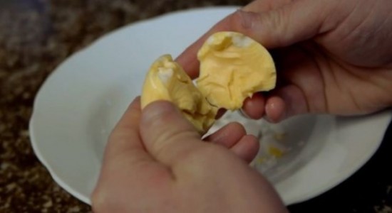 How-to-Make-Scrambled-Eggs-inside-Their-Shell-007