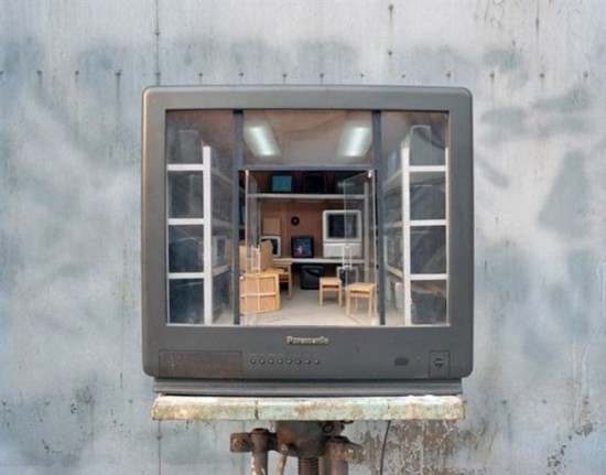 Sculptures-Built-Inside-Old-TVs-002