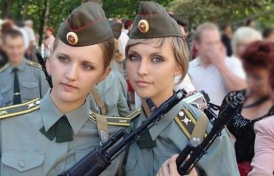 Beautiful-Female-Army-Soldiers-017