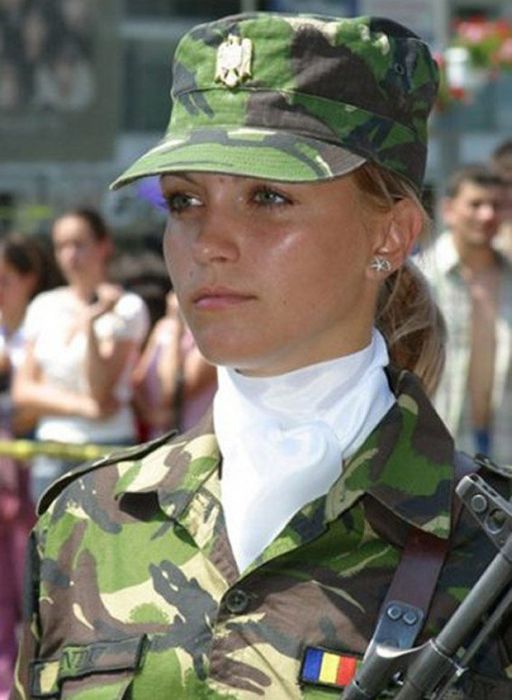 Beautiful-Female-Army-Soldiers-020