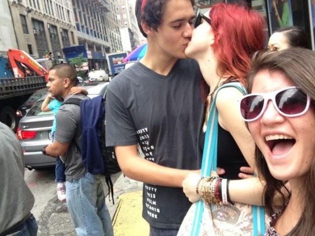 Photobombing-Kissing-People-002