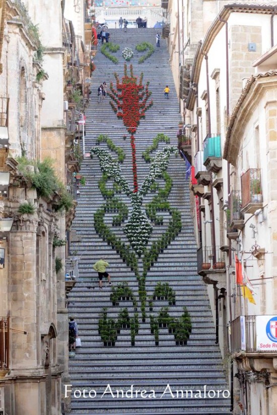 Beautifully-Decorated-Staircase-003