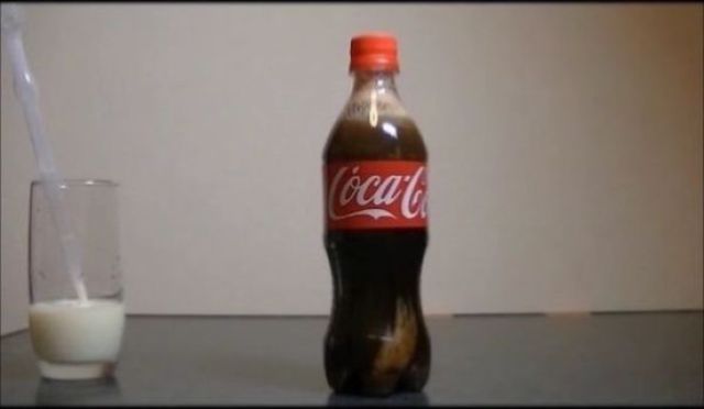 This-Is-What-Happens-When-You-Add-Milk-to-Cola-005