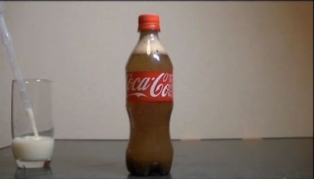 This-Is-What-Happens-When-You-Add-Milk-to-Cola-010