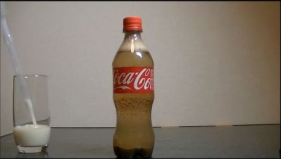 This-Is-What-Happens-When-You-Add-Milk-to-Cola-011