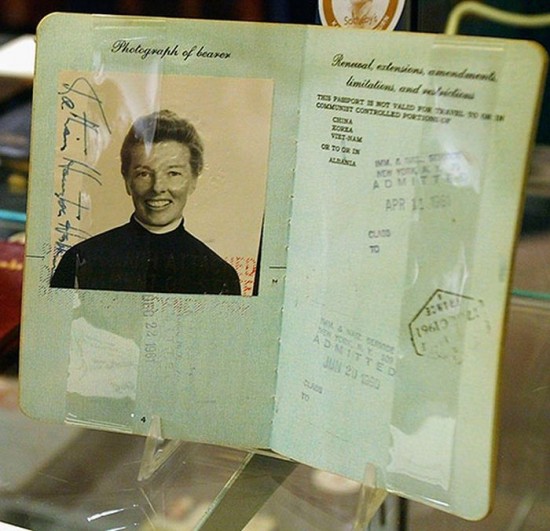 Vintage-Celebrity-Passport-Photos-004