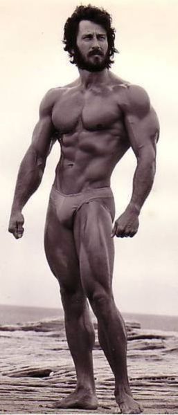 Strong-Bodybuilder-After-30-Years-002
