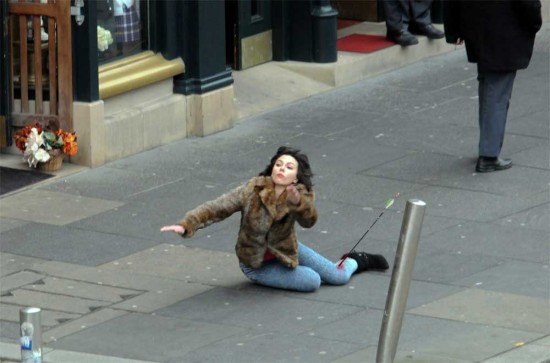 Scarlett-Johansson-tripped-and-fell-on-the-street-007