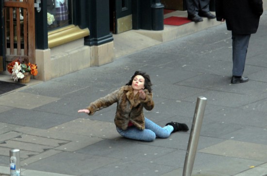 Scarlett-Johansson-tripped-and-fell-on-the-street-009