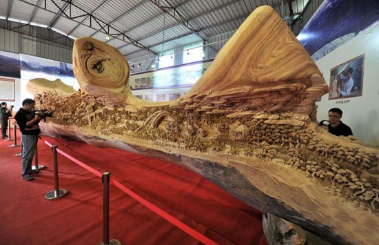Chinese-Sculptor-Spends-4-Years-Creating-Worlds-Longest-Wooden-Sculpture-001