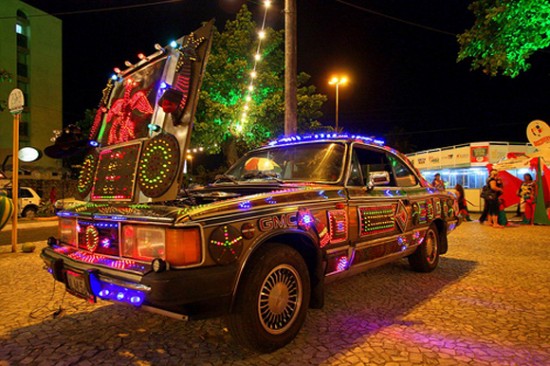 11 Crazy Christmas Decorated Cars004