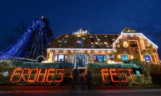 House Lit Up by 450,000 Christmas Lights001
