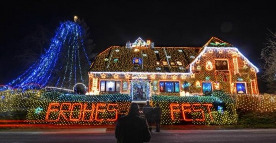 House Lit Up by 450,000 Christmas Lights002
