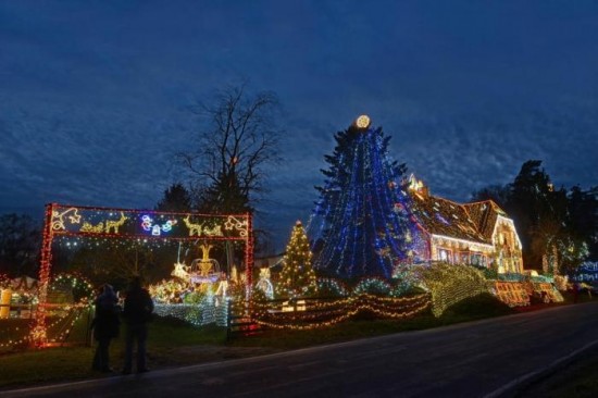 House Lit Up by 450,000 Christmas Lights003