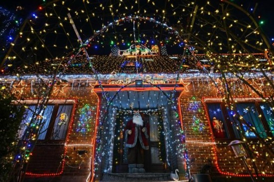 House Lit Up by 450,000 Christmas Lights004
