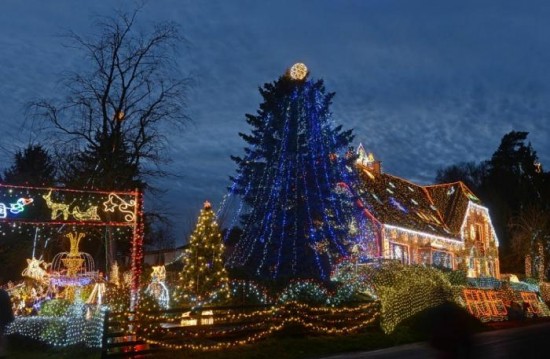 House Lit Up by 450,000 Christmas Lights005