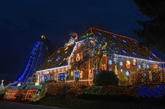 House Lit Up by 450,000 Christmas Lights006