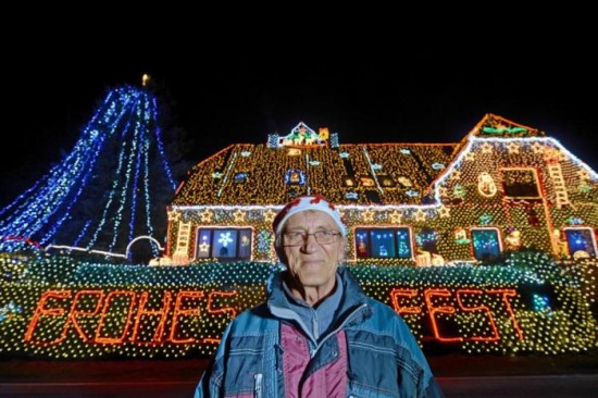 House Lit Up by 450,000 Christmas Lights008