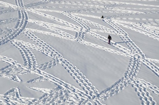 Man Walks All Day to Create Massive Snow Patterns 001