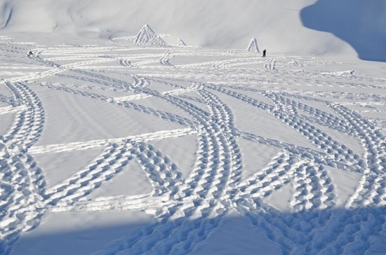 Man Walks All Day to Create Massive Snow Patterns 003