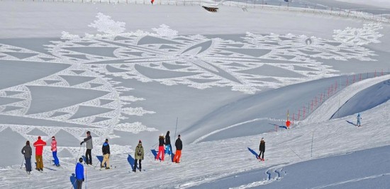 Man Walks All Day to Create Massive Snow Patterns 009