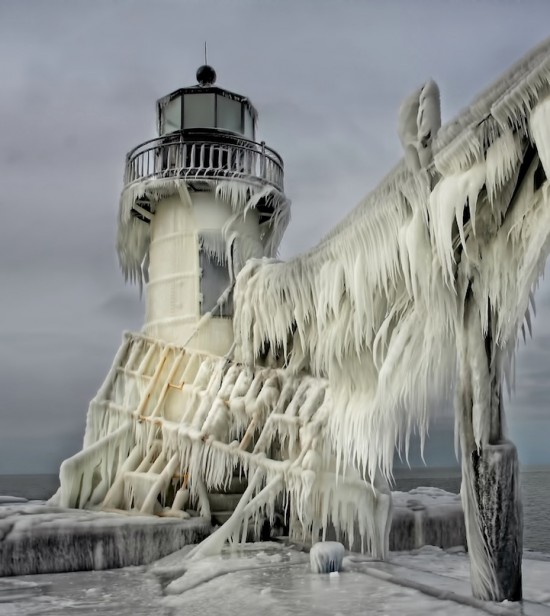 Beautiful Photos of Frozen Lighthouses on Lake Michigan 001